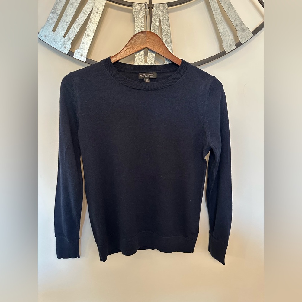 Banana Republic Women’s Navy 100% Merino Wool Sweater. Size: M